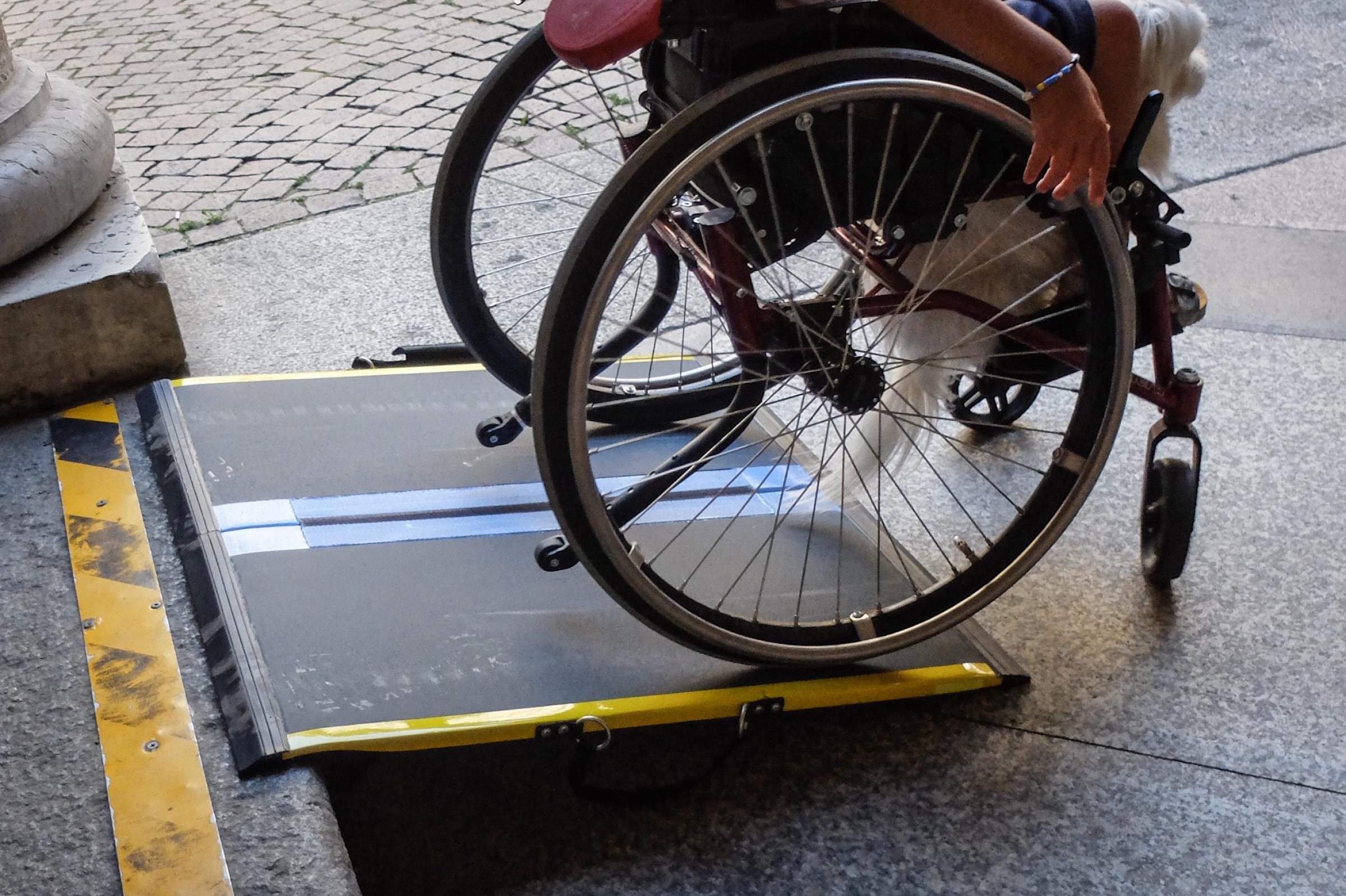 disabile in carrozzina e barriere architettoniche