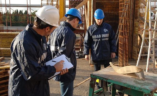 carabinieri in cantiere per controllo