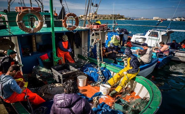 peschereccio con pescatori a lavoro