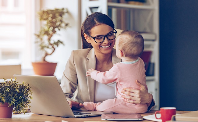 madre a lavoro con figlio