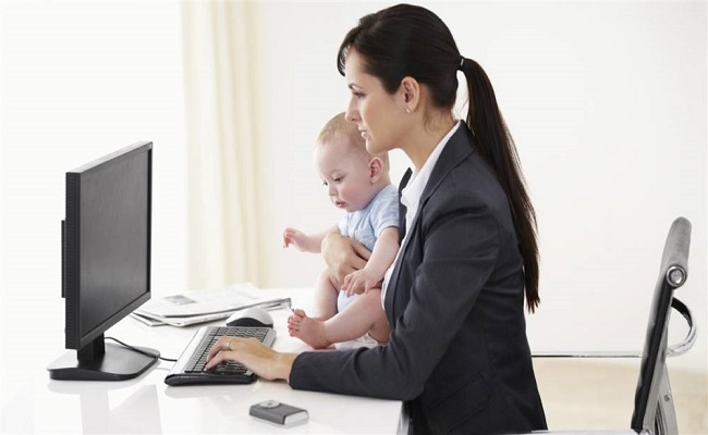 mamma con bambino al computer