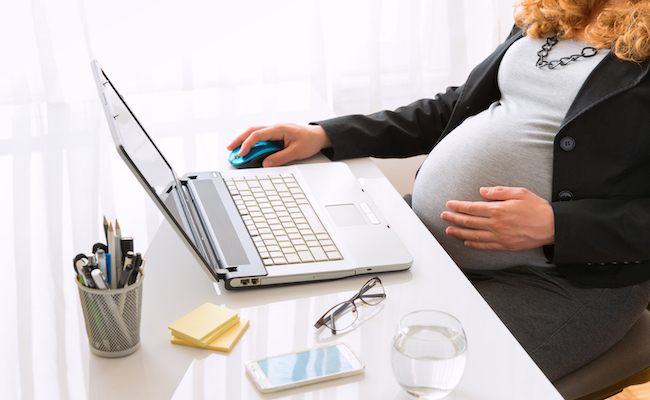 lavoratrice in gravidanza prima della maternità