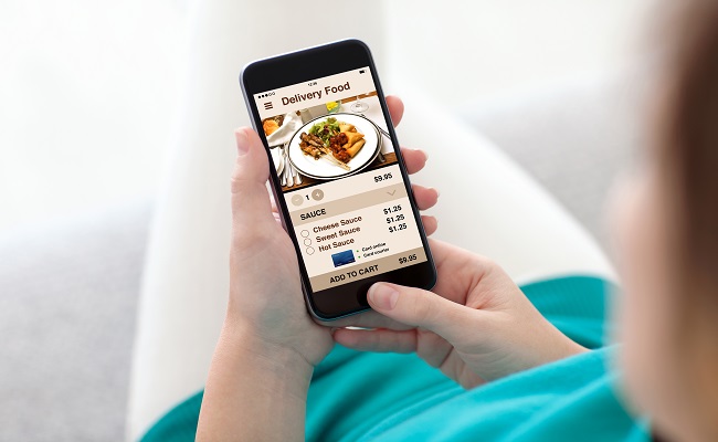 smartphone con applicazione food delivery
