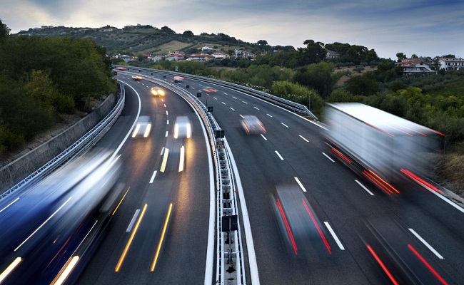 autostrada con veicoli in movimento