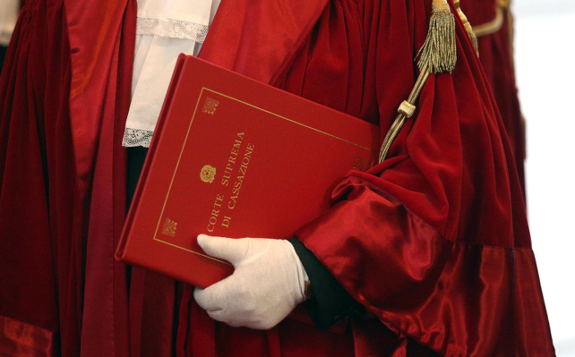 Cassazione: Non costituisce condotta antisindacale l’applicazione del contratto aziendale anche ai lavoratori iscritti all’associazione non firmataria